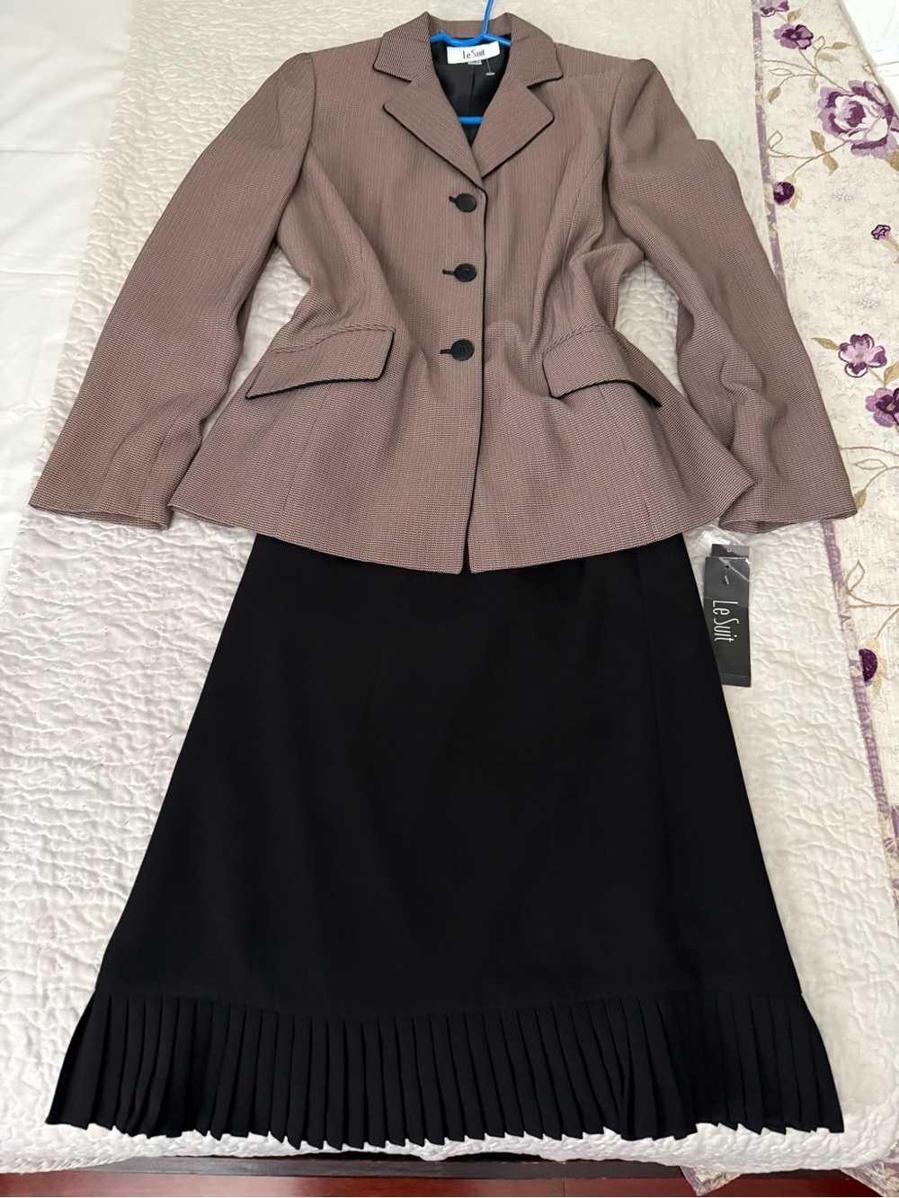 Le Suit Women 10 Taupe/Black
Houndstooth 2P Skirt Suit Notch 3Btn
Lined